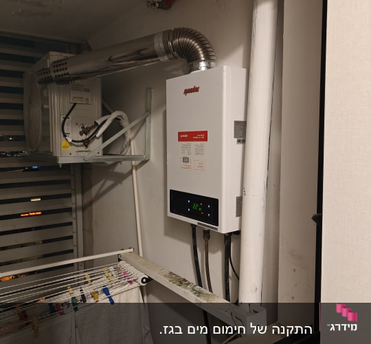 מערכת חימום מים עם צינור מתכת ומסך דיגיטלי